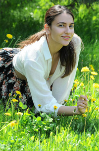 Cira Nerri Strips Down To Her Flowery Headband And Rolls In The Grass