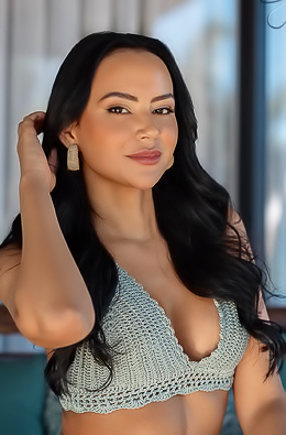 'Sexy Tanlines' with Tarsila via Bella Club