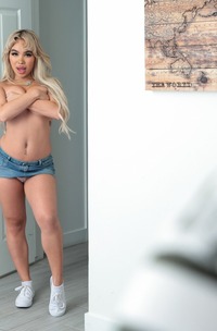 Luna Luxe Teases Apollo With A Blowjob And Ends Up Cowgirl-style Fucking Him