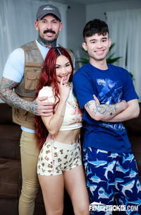 Scarlette Moon And Enzo East Wild Stepsis Fuck In Living Room With Squirting Orgasm Facial