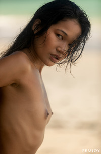 Asian Babe Kloyali Teases At The Beach