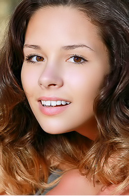 Naked Girl Arina Shows Her Hot Ass Outdoor