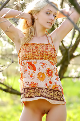 Hottie In Top Shows Pussy