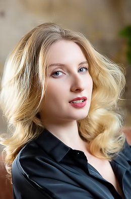 Minnie Lighter Turns Onto Her Knees To Diddle Herself Doggy Style