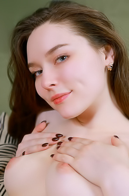 Carley Going Face Down On The Covers For An Enticing Rear View