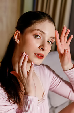 Marion Summers Sultry Beauty Turns Her Seductive Gaze To You