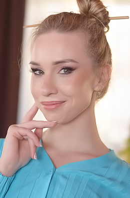 Alice Klay Allows To Fuck Her In Cute Asshole