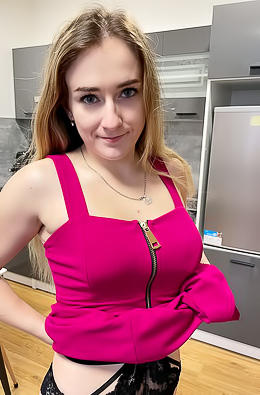 Dee Dee Sexy Babe Is Locked And Loaded For Some Sexy Fun