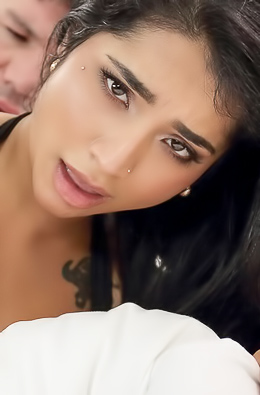 Yasmina Khans Desire Scores The Athletic Muscular Man