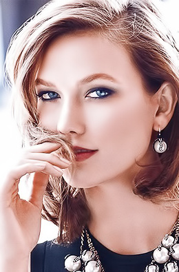 World Famous Super Model Karlie Kloss Goes Topless