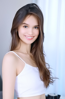 Anastasia Bella Exposing Her Plump-lipped Pussy With The Carefree Charm