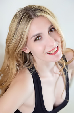 Lillie Pie Statuesque Blonde Flaunts Her Hourglass Figure With Sizzling Self-assurance