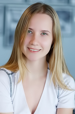 Delizi Adorable Blonde Bombshell With Curves That Captivate And A Playful Spirit