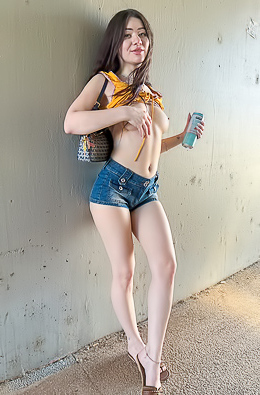 Zoey In Casual Teaser